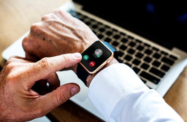 Как звонить и отвечать на телефонные звонки на Apple Watch