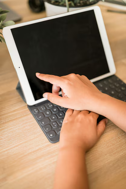 Как разделить и переместить клавиатуру на iPad